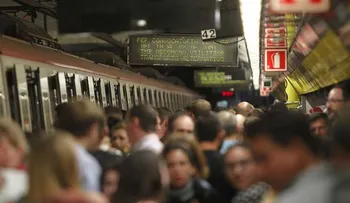Un hombre prende fuego en vagón de un tren y apuñala a varios pasajeros