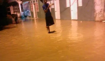 Arroyo resurge en Vicente Noble, se desborda e inundas viviendas y calles