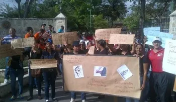 Realizan vigilia en demanda de pago a empleados de Instituto Salomé Ureña