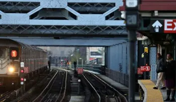 Hombre tira a una mujer a los rieles del metro en Nueva York