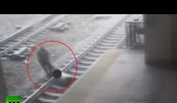 Rescate increíble de un suicida a segundos de ser arrollado por un tren 