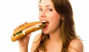 Comer en exceso por la noche podría traerte serios problemas de salud