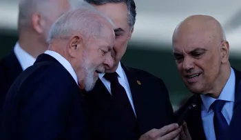 La orden de Moraes contra Flávio Bolsonaro desata una crisis política para Lula da Silva