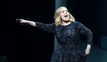 Los fanáticos de Adele cantan por ella