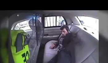 Un detenido sale eyectado de un coche policial y se fuga (VIDEO)