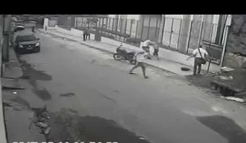 Intentan asaltar a dos mormones y reciben una golpiza increíble