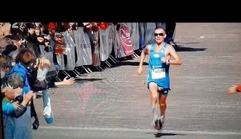 Corredor llega a la meta con su "miembro" fuera del uniforme 