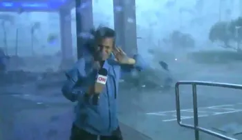 La fuerza del huracán María arrastró a una periodista cuando transmitía en vivo