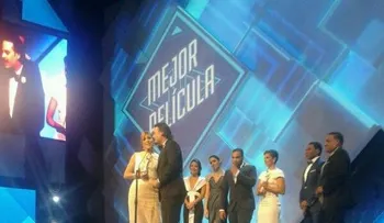 Miriam Cruz, Daniel Sarcos y Raulín Rodríguez con dos estatuillas; película ¿Quién Manda?, la más galardonada en Premios Soberano 2014