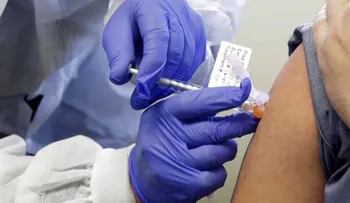 Egoísmo contra el mundo: EEUU administra 100 millones de dosis de vacunas, pero no quiere compartirlas