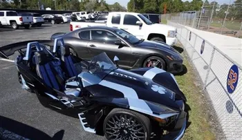 Pelotero Yoenis Céspedes causa sensación con sus autos personalizados