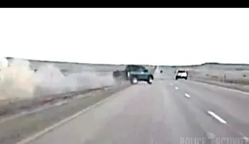 Un hombre que era perseguido vuela por los aires (VIDEO)