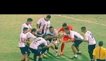 ¿Dónde está el truco? Futbolistas hacen levitar la pelota tras un espectacular gol