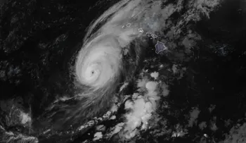 La trayectoria del huracán Lowell se acerca a Hawái y activa alertas en Kauai y Niihau