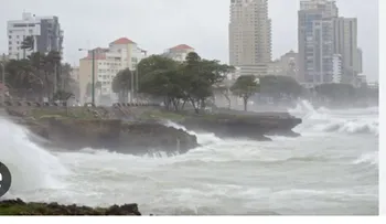 Vaguada y onda tropical provocan lluvias y oleaje peligroso en el país