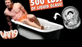 Bañarse con 500 libras de cristal líquido puede ser increíblemente incomodo