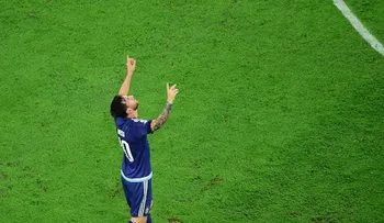 ¿San Messi? Este fanático se rindió ante los pies del astro argentino y lo 'alabó'