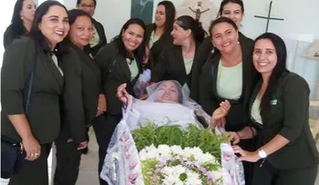 Mujer brasileña cumple su increíble sueño de ser velada viva