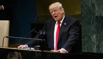 Jajaja...jajaja...Trump causa risa entre audiencia al hablar de logros de EEUU