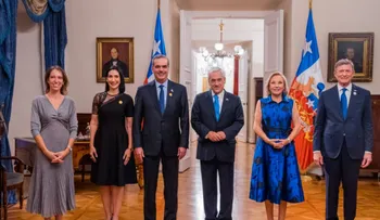 Presidente Abinader y primera dama son recibidos con honores en el Palacio de La Moneda