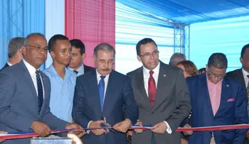 Presidente Medina entrega dos nuevos liceos en Monseñor Nouel