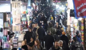 Bloqueo de EE.UU. ahoga la economía iraní: rial en caída libre e inflación del 90%