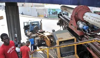 Camión remolque se atasca en elevado