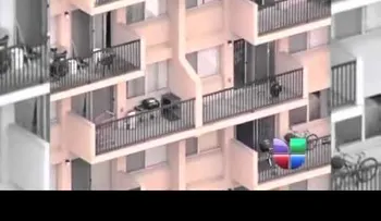 Niño se cae de un quinto piso y se salva; dicen que fue un milagro; la madre lo siguió