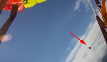 Increíble video; un paracaidista salvó su vida al esquivar milagrosamente un meteorito 