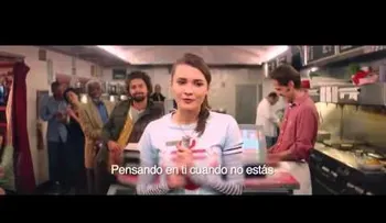 Se enamora, le canta, el hombre no le hace caso, se pone triste, pero descubre que es sordo y mudo