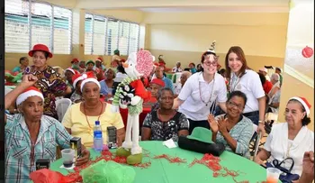 La Fundación Manos Fraternas agasajo a más de 100 adultos mayores