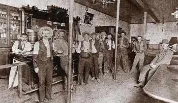 Fascinantes fotografías del siglo XIX revelan el mundo de alcohol y peleas en las tabernas del Salvaje Oeste de EEUU