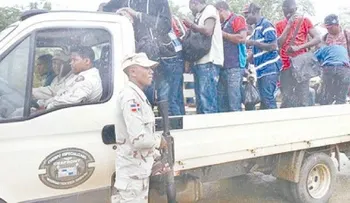 Las autoridades devuelven a 450 ilegales haitianos