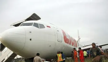 Un avión se sale de la pista al aterrizar de emergencia en Pakistán