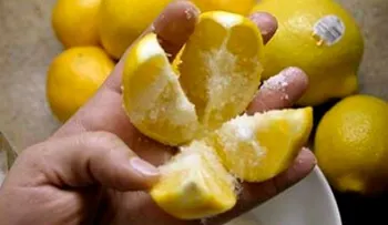 Corta un par de limones y colócalo en la cabecera de tu cama: He aquí por qué 