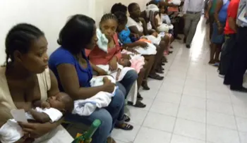 Haitianas enfermas rebosan hospitales en República Dominicana.