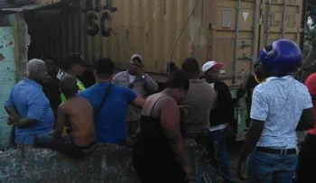 Dos personas habrían resultado heridas por choque de una patana contra vivienda en avenida Francisco Alberto Caamaño Deñó