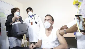 Doctor Cruz Jiminian felicita a Luis Abinader por respetar protocolo de vacunación contra el covid-19 