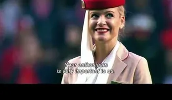 Un VIDEO con azafatas de Emirates en una cancha de fútbol invade Internet