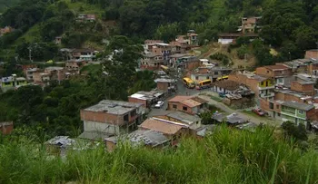 Pareja denuncia financiera desalojó familiares a la fuerza 
