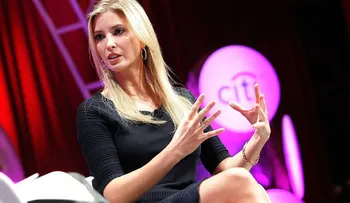 Retiran línea de bufandas de Ivanka Trump hechas en China porque son inflamables