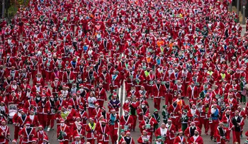 Un director de orquesta hace llorar a los niños: "Papa Noel no existe"