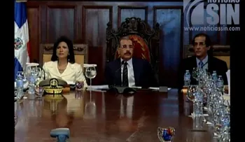 Danilo dice educación es principal herramienta para vencer pobreza; gradúan primeros 60 mil alfabetizados