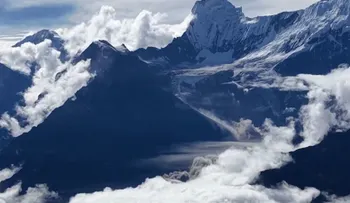 Un video muestra el colapso de un glaciar en la frontera entre Nepal y China que provocó una avalancha y un deslizamiento de tierra