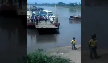 Se bajó de un ferri en marcha y está vivo de milagro 