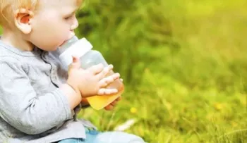 Pediatras dicen que niños menores de un año no deben tomar jugos de frutas 