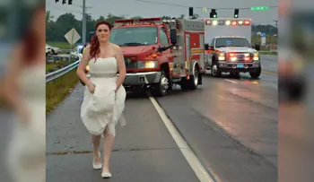 Una paramédica recién casada ayuda a víctimas de un accidente en su vestido de novia