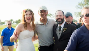 Obama irrumpe, por casualidad, en una boda en California