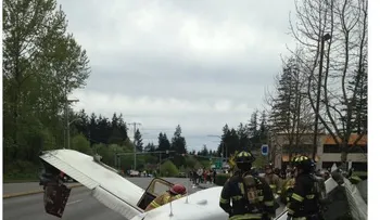 Milagroso: una avioneta cayó en una autopista y no hubo ningún herido (VIDEO)
