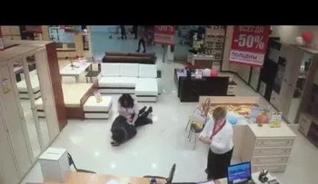 Intenta robar un portátil y acaba con la empleada sentada encima